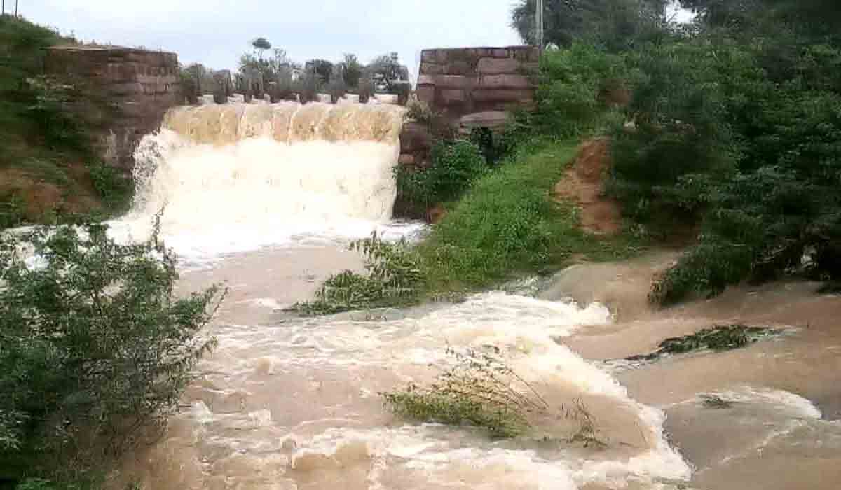 కామారెడ్డి జిల్లాలో భారీ వర్షం.. పొంగి పొర్లుతున్న వాగులు