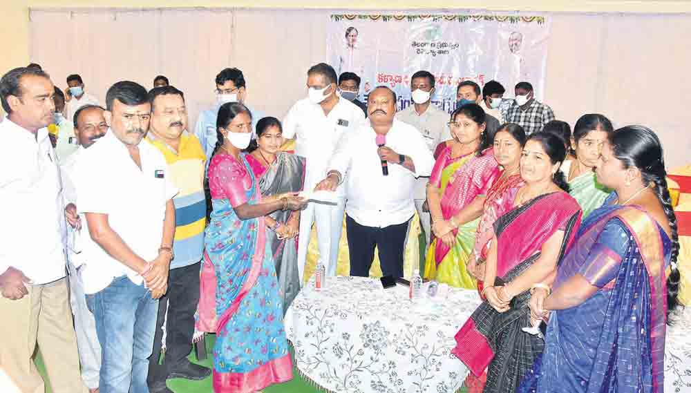 పథకాలు వద్దన్నోళ్లు కావాలా..పేదింటి పెద్దన్న కావాలా..?