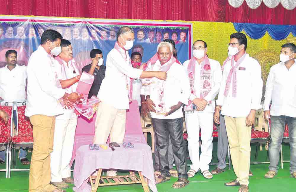 పీడించే బీజేపా..ఆదుకునే టీఆర్‌ఎస్సా..?