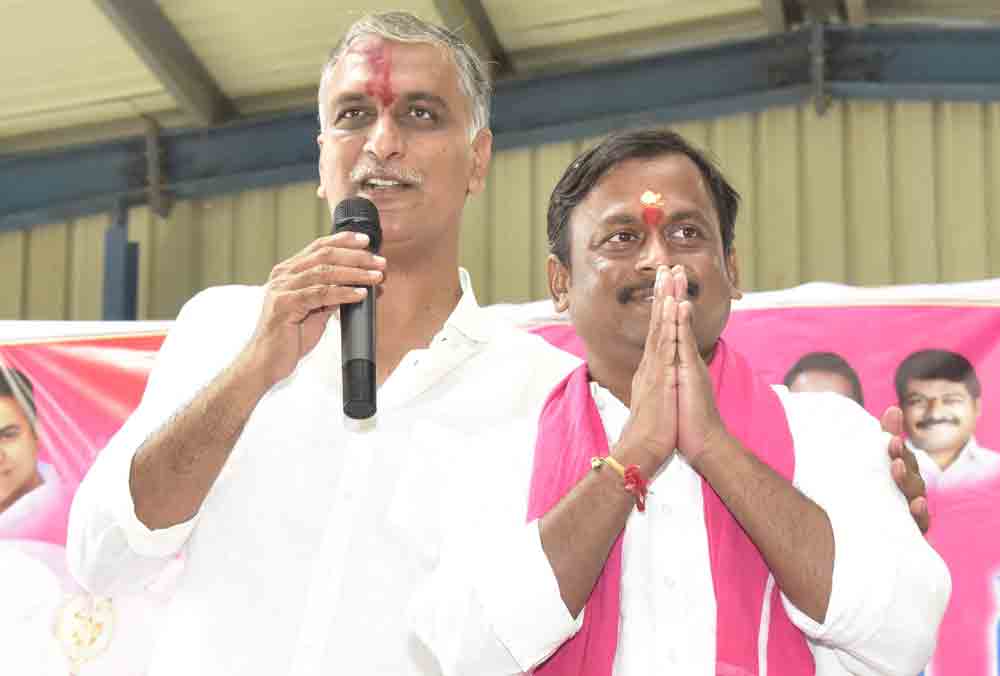 పథకాలను ఊడగొట్టెటోళ్లా..ఆత్మగౌరవం కాపాడెటోళ్లా.. మీరే ఆలోచించాలి