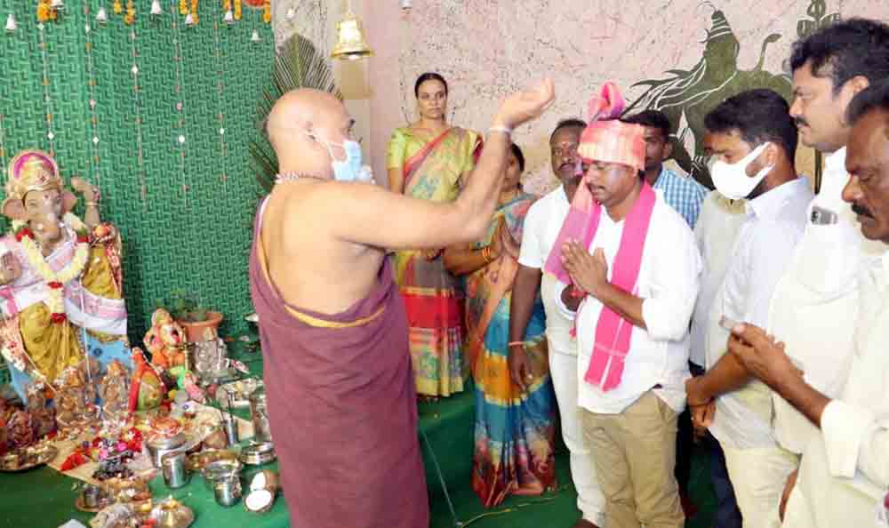 గణనాథుడికి గెల్లు శ్రీనివాస్‌ పూజలు