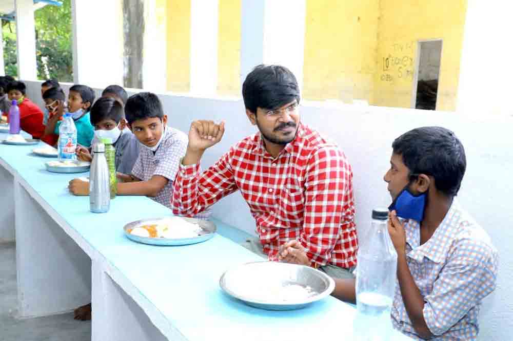 విద్యార్థులతో కలిసి భోజనం