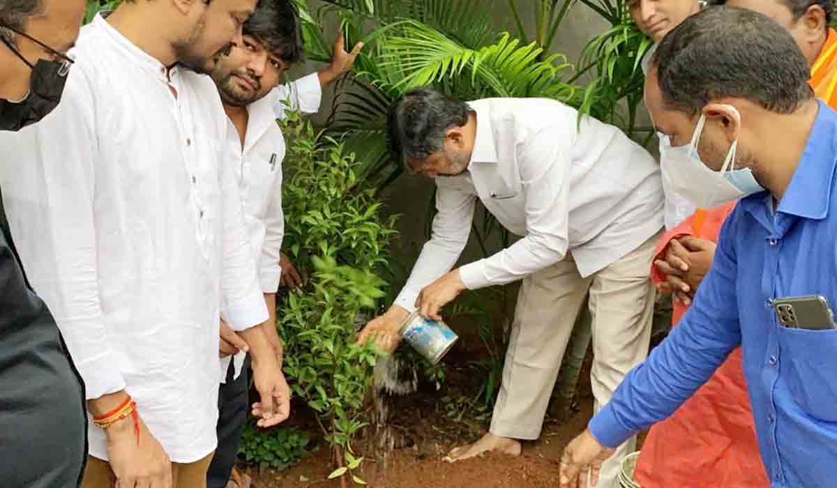 గ్రీన్ ఇండియా ఛాలెంజ్..  మొక్కలు నాటిన ఎల్ రమణ