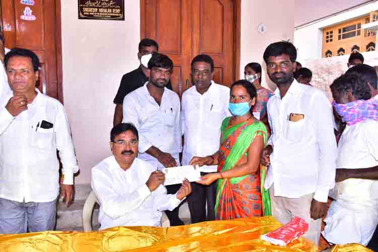 అత్యాధునిక హంగులతో భవనాలు