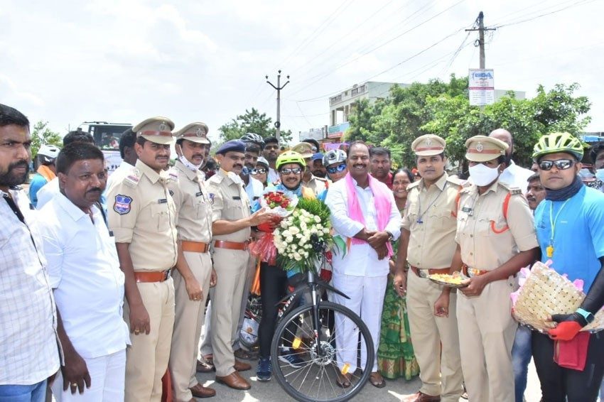 జవాన్ల త్యాగాలను స్మరించుకోవాలి