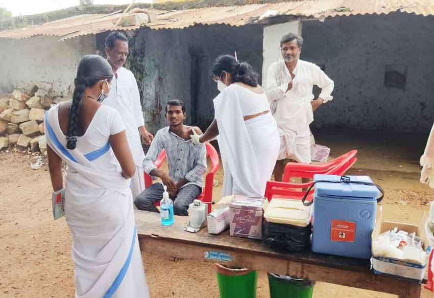 వందశాతం వ్యాక్సినేషన్‌ పూర్తి చేయాలి