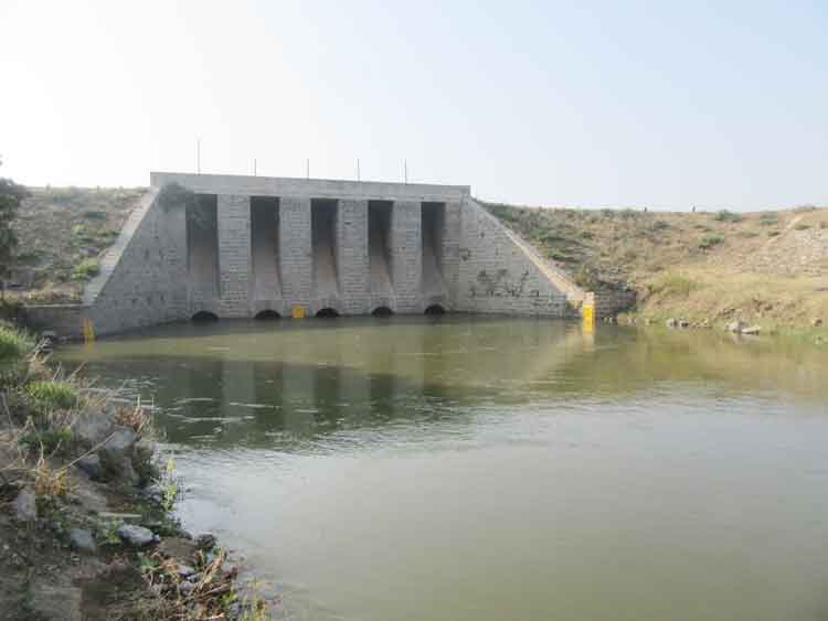 జూరాలకు కొనసాగుతున్న వరద