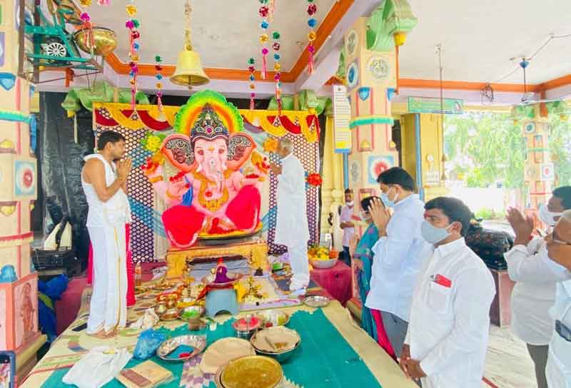 వాడవాడనా గణపయ్యకు పూజలు
