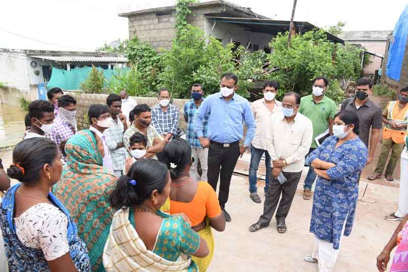 వర్షాలు తగ్గే వరకూ సురక్షిత ప్రాంతంలో ఉండాలి