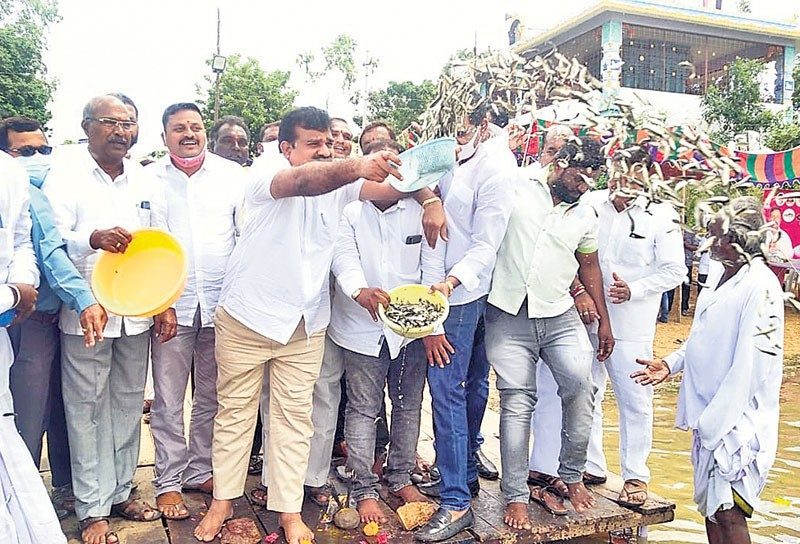 మత్స్యకారుల సంక్షేమానికి పెద్దపీట