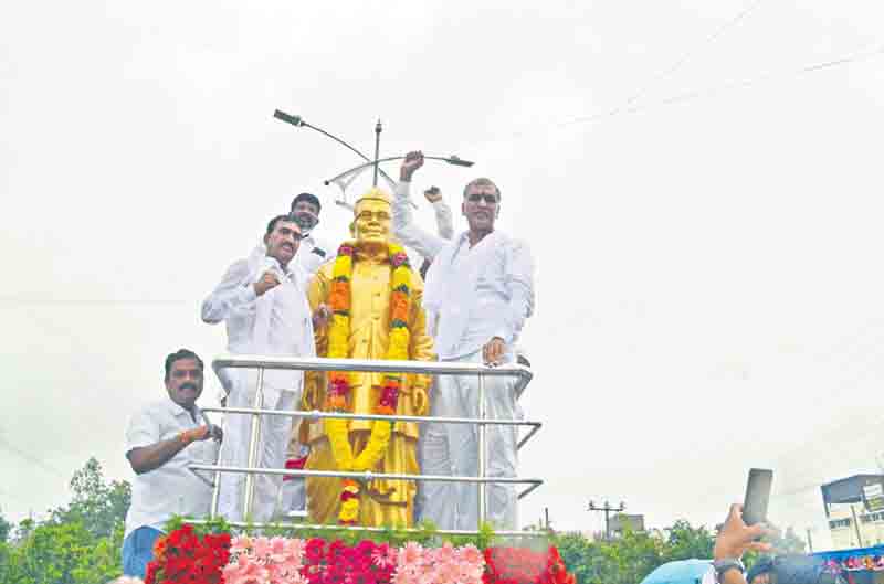 ముఖ్యమంత్రితో నెరవేరుతున్న మహనీయుల కలలు