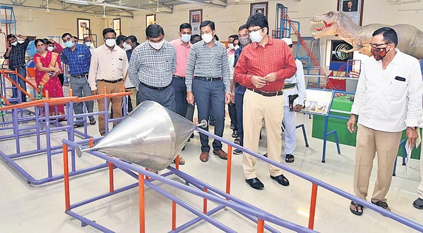 జిల్లా సైన్స్‌ కేంద్రం తనిఖీ
