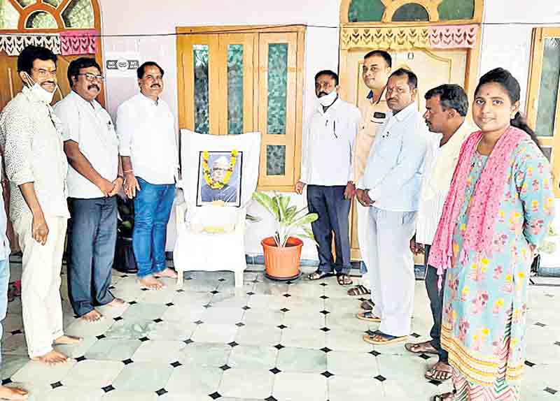 బాపూజీ ని ఆదర్శంగా తీసుకోవాలి