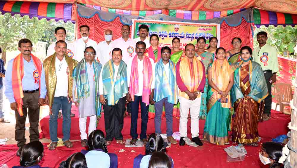 సమాజానికి దిక్సూచి ఉపాధ్యాయుడు