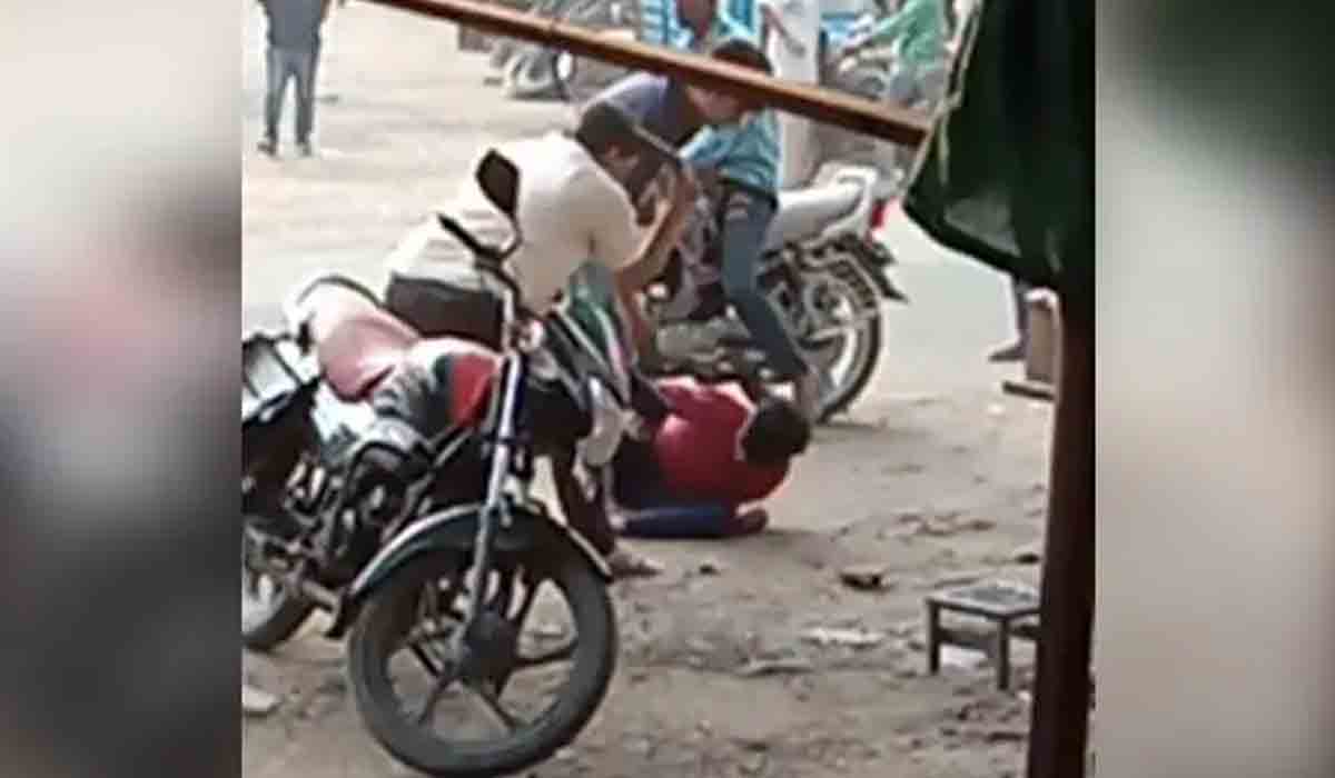 ప్రియురాలితో జంప్.. ప్రియుడిపై దాడి.. వీడియో వైర‌ల్