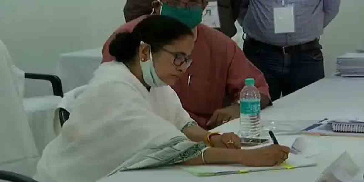 ఉప ఎన్నిక‌ల్లో పోటీకి నామినేష‌న్ దాఖ‌లు చేసిన మ‌మ‌తాబెన‌ర్జి