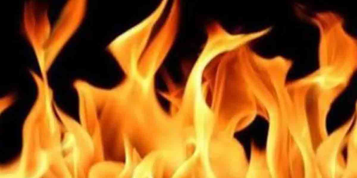 భార్య‌పై కిరోసిన్ పోసి త‌గుల‌బెట్టి భ‌ర్త ఆత్మ‌హ‌త్య‌