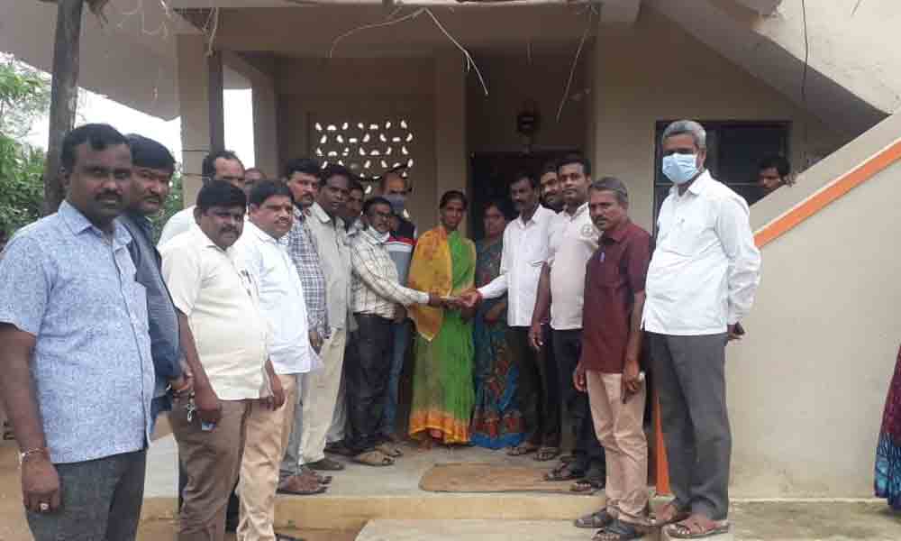 స్నేహితుని కుటుంబానికి చేయూత