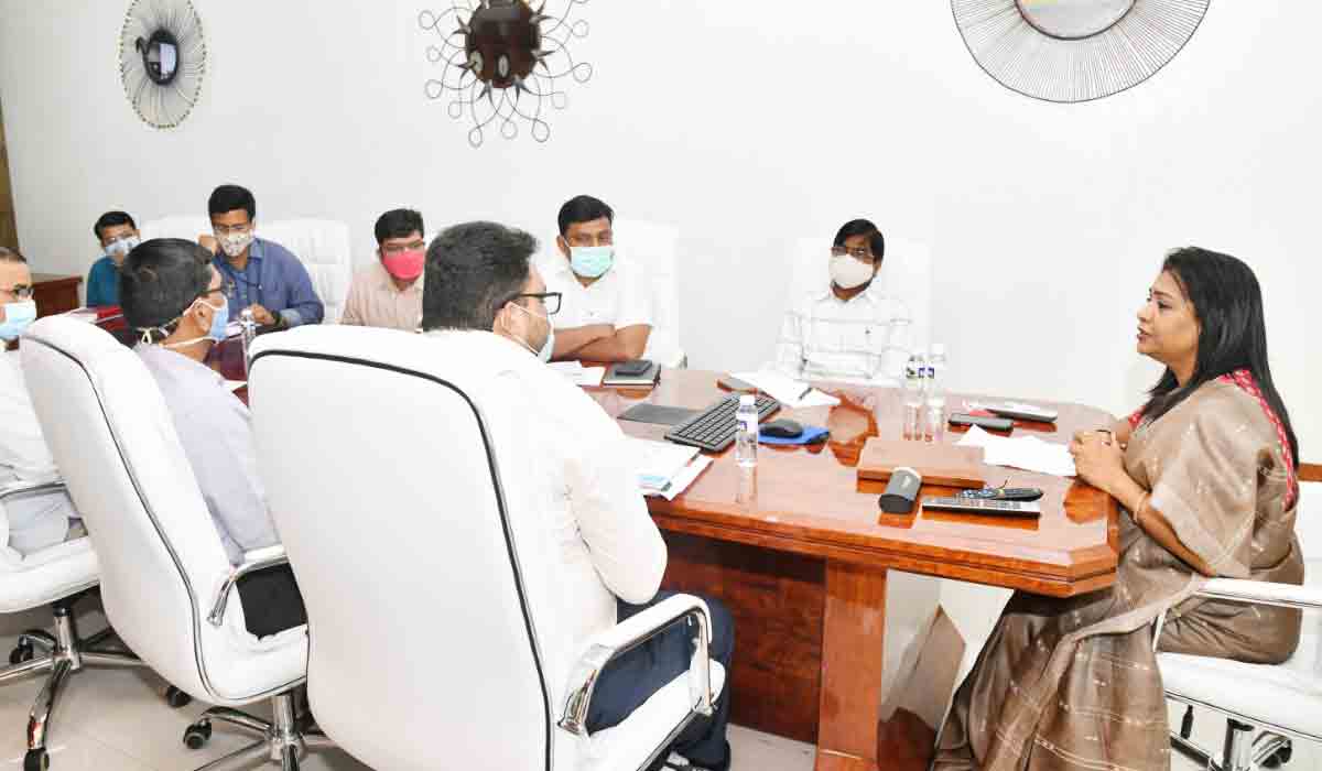 కార్లను వదిలి మోటార్‌ సైకిళ్లపై తిరగండి.. జోన‌ల్ క‌మిష‌న‌ర్ల‌కు మేయ‌ర్ ఆదేశాలు