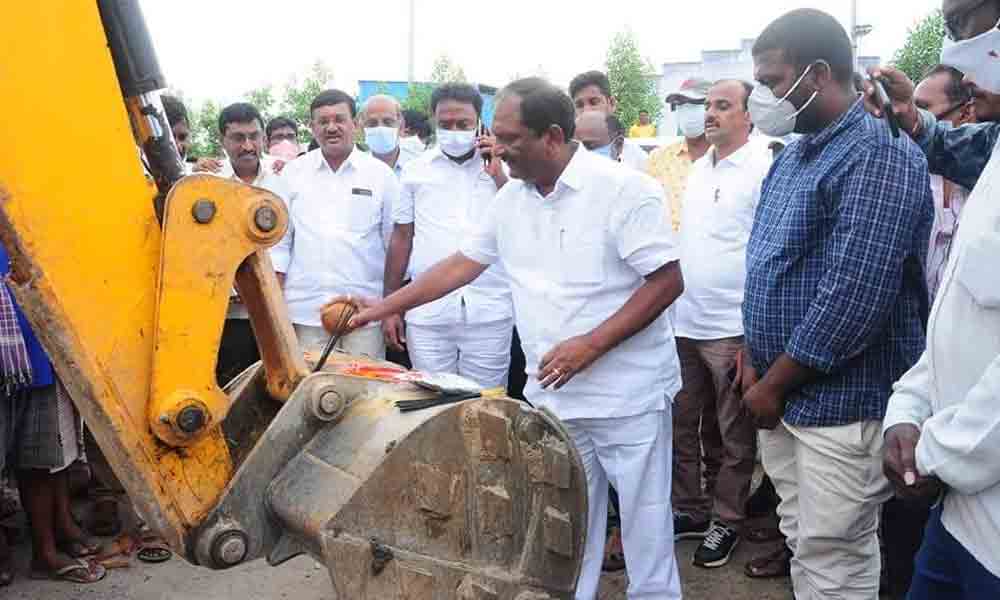 రోడ్డు నిర్మాణ పనులు ప్రారంభించిన మంత్రి కొప్పుల