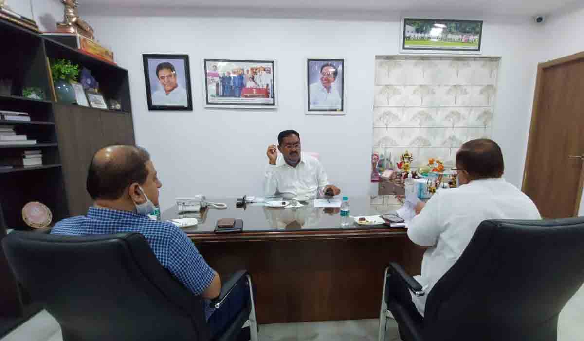 వర్షాలకు దెబ్బతిన్న రోడ్లకు వెంటనే మరమ్మతులు: మంత్రి ఎర్రబెల్లి