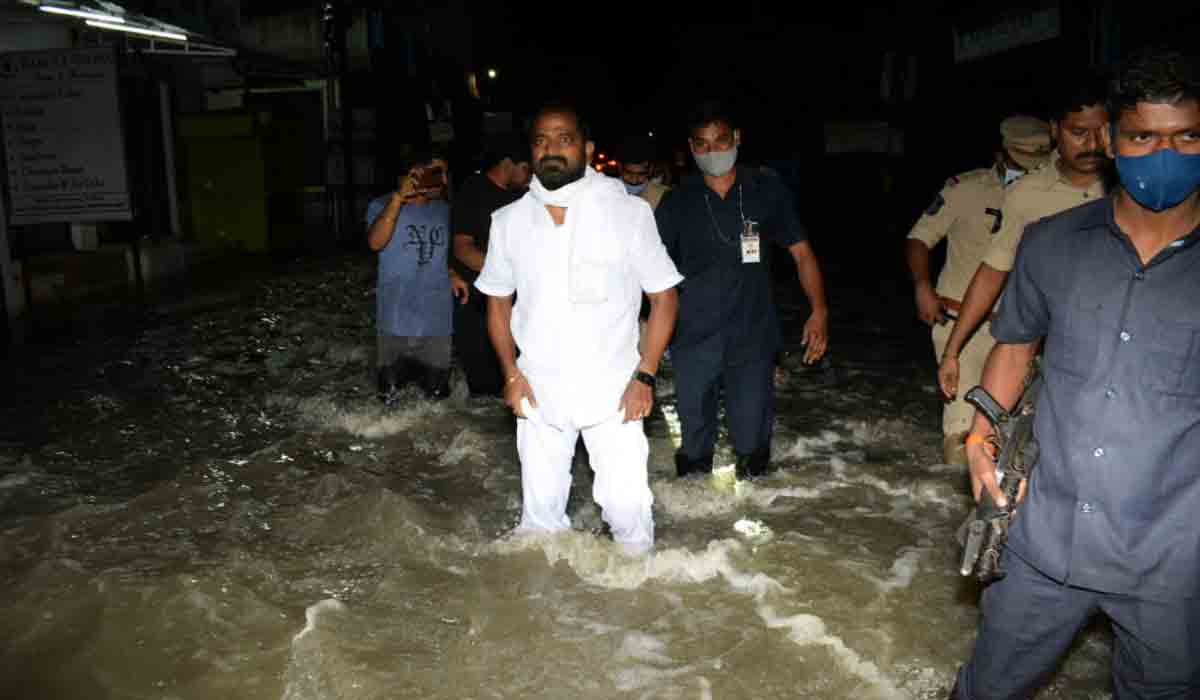 మహబూబ్‌నగర్‌లో భారీ వాన.. లోతట్టు ప్రాంతాలను పరిశీలించిన మంత్రి