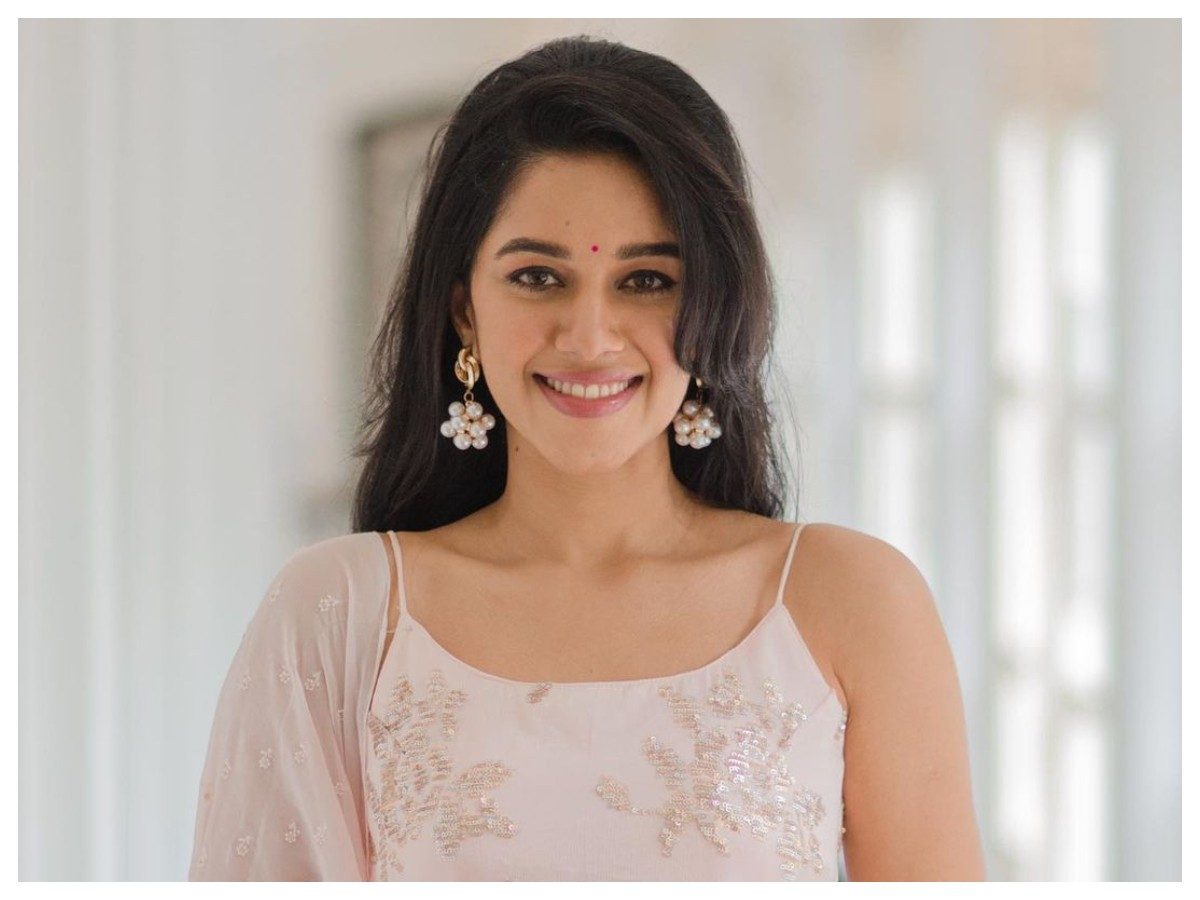Mirnalini Ravi | అందాలతో అదరగొడుతున్న మృణాళిని రవి
