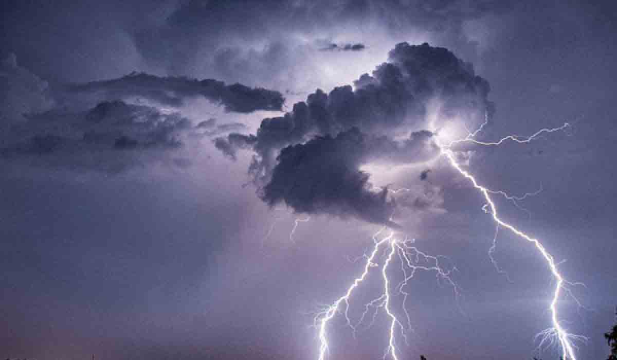 బైక్‌పై పడిన పిడుగు.. ఇద్దరు మృతి