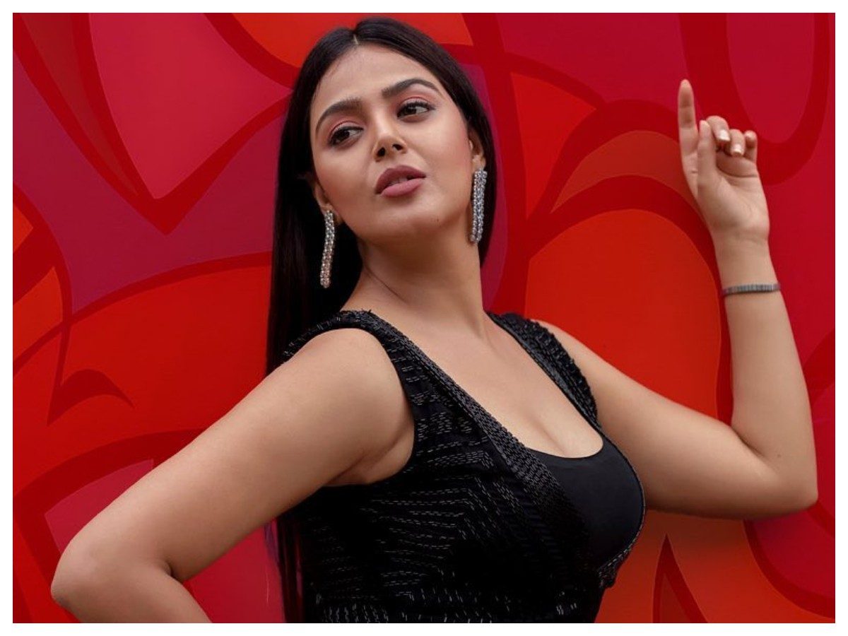 Monal Gajjar | బ్లాక్ దుస్తుల్లో బిగ్‌బాస్ బ్యూటీ అందాలు