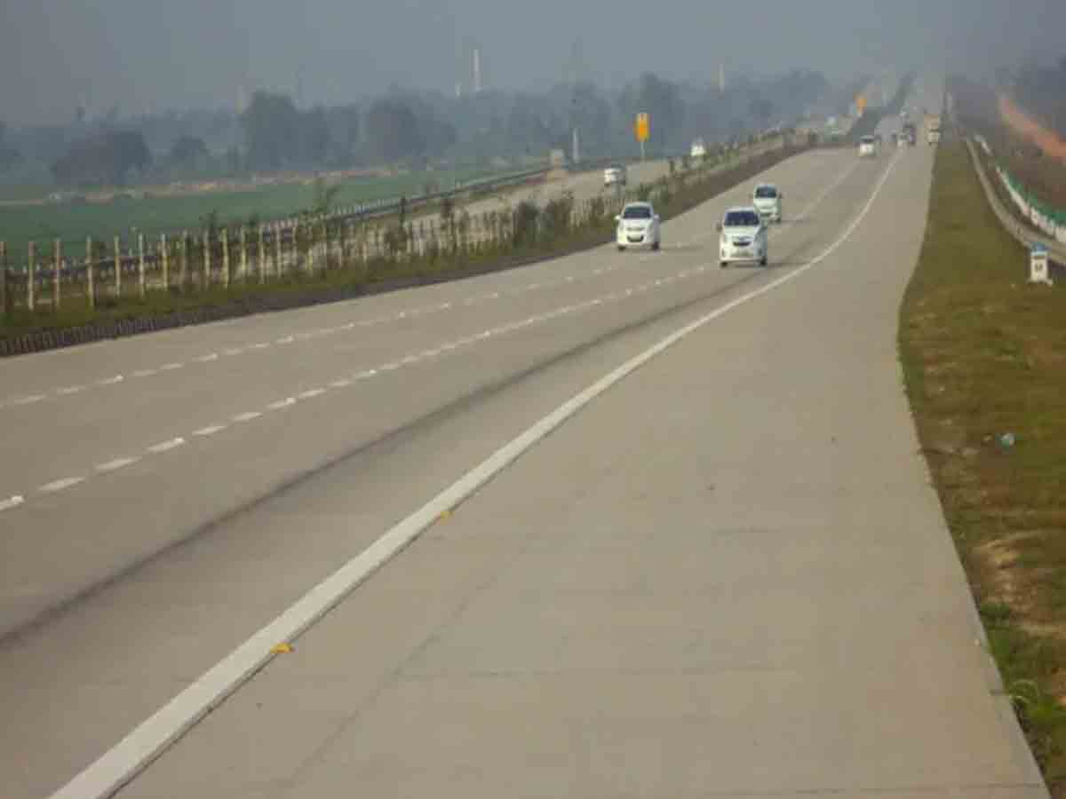 కదులుతున్న కారులో యువతిపై అత్యాచారం