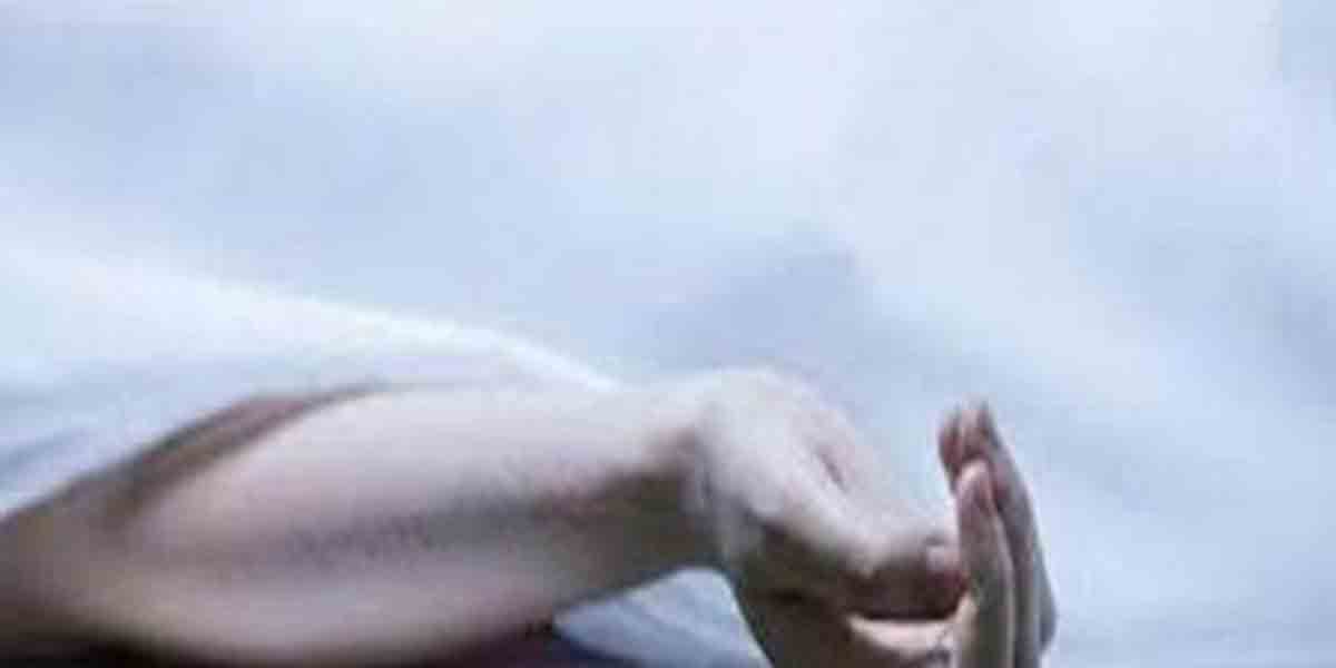 తాగుడుకు బానిసైంద‌ని భార్య‌ను న‌రికిచంపిన భ‌ర్త‌