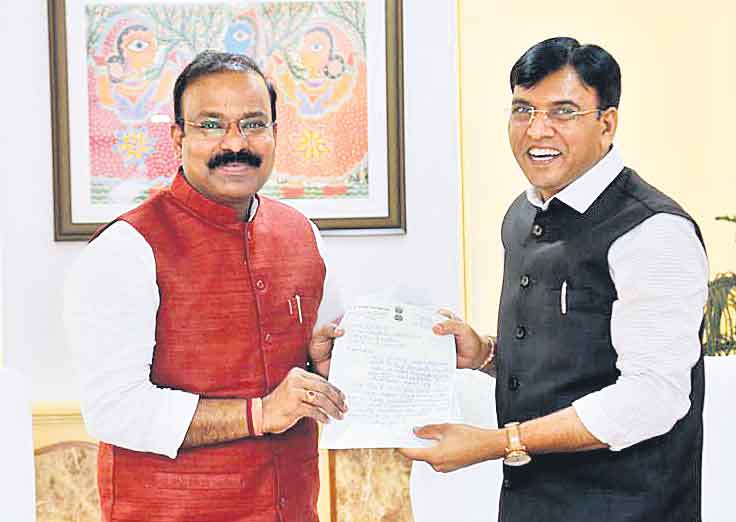 ఆర్‌ఎఫ్‌సీలో స్థానికులకు ఉద్యోగాలివ్వాలి