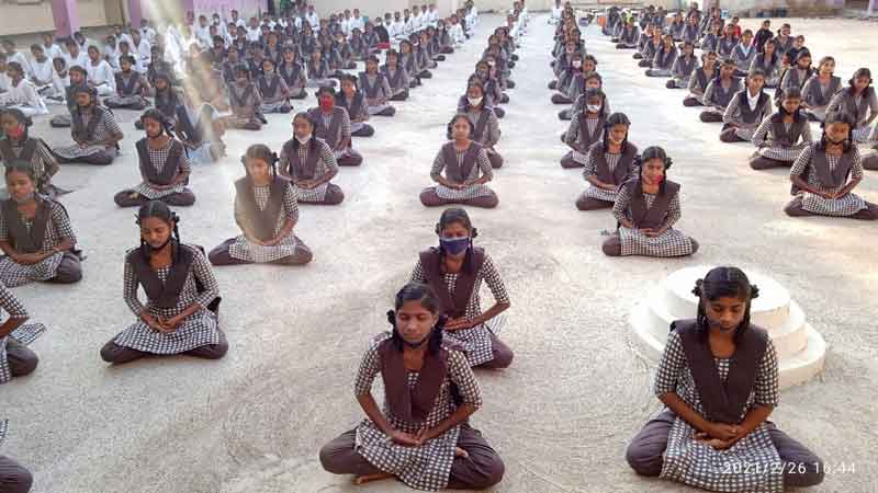 సర్కారుబడికి క్యూ..