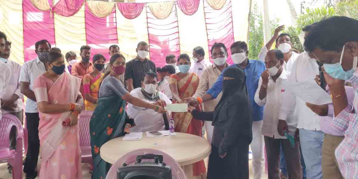 కల్యాణ లక్ష్మి చెక్కులను పంపిణీ చేసిన స్పీకర్ పోచారం