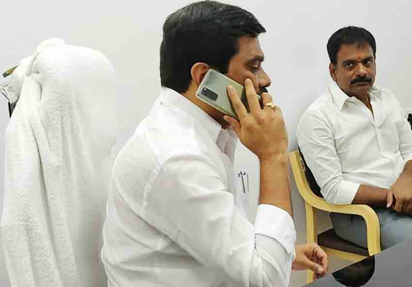 ప్రజల్లో ఉండండి!