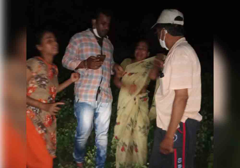 ఆత్మహత్యకు యత్నించిన తల్లీ కూతురును కాపాడిన పోలీసులు