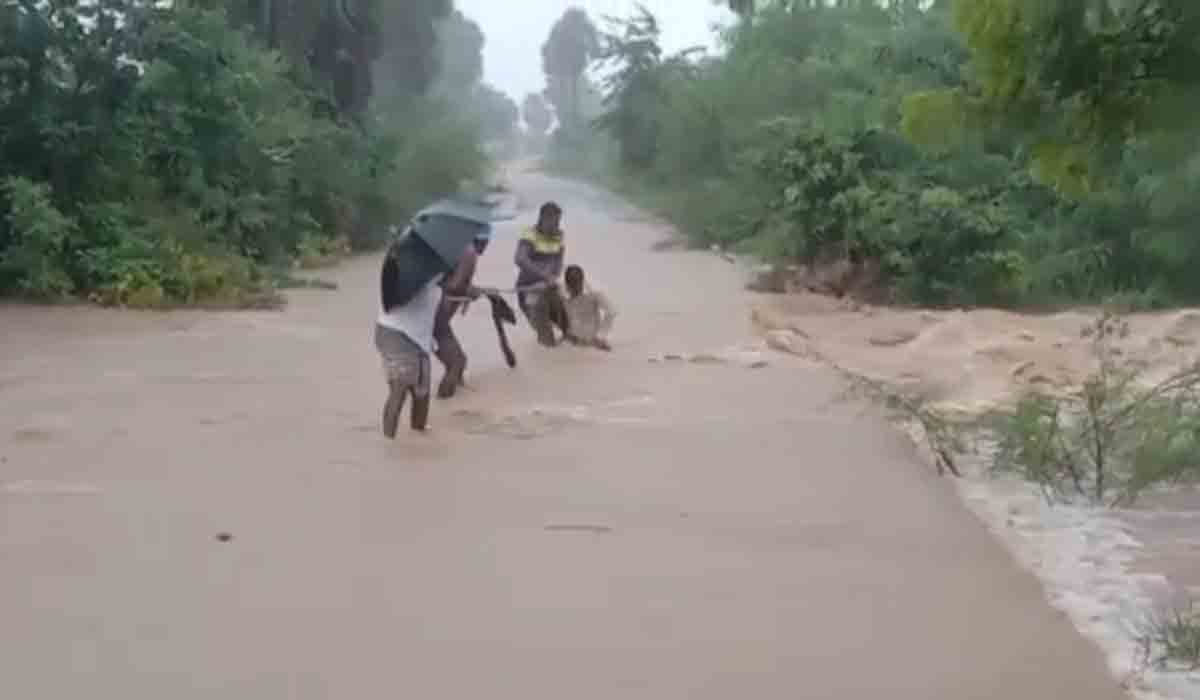 వాగులో కొట్టుకుపోతున్న ఇద్దరిని కాపాడిన స్థానికులు