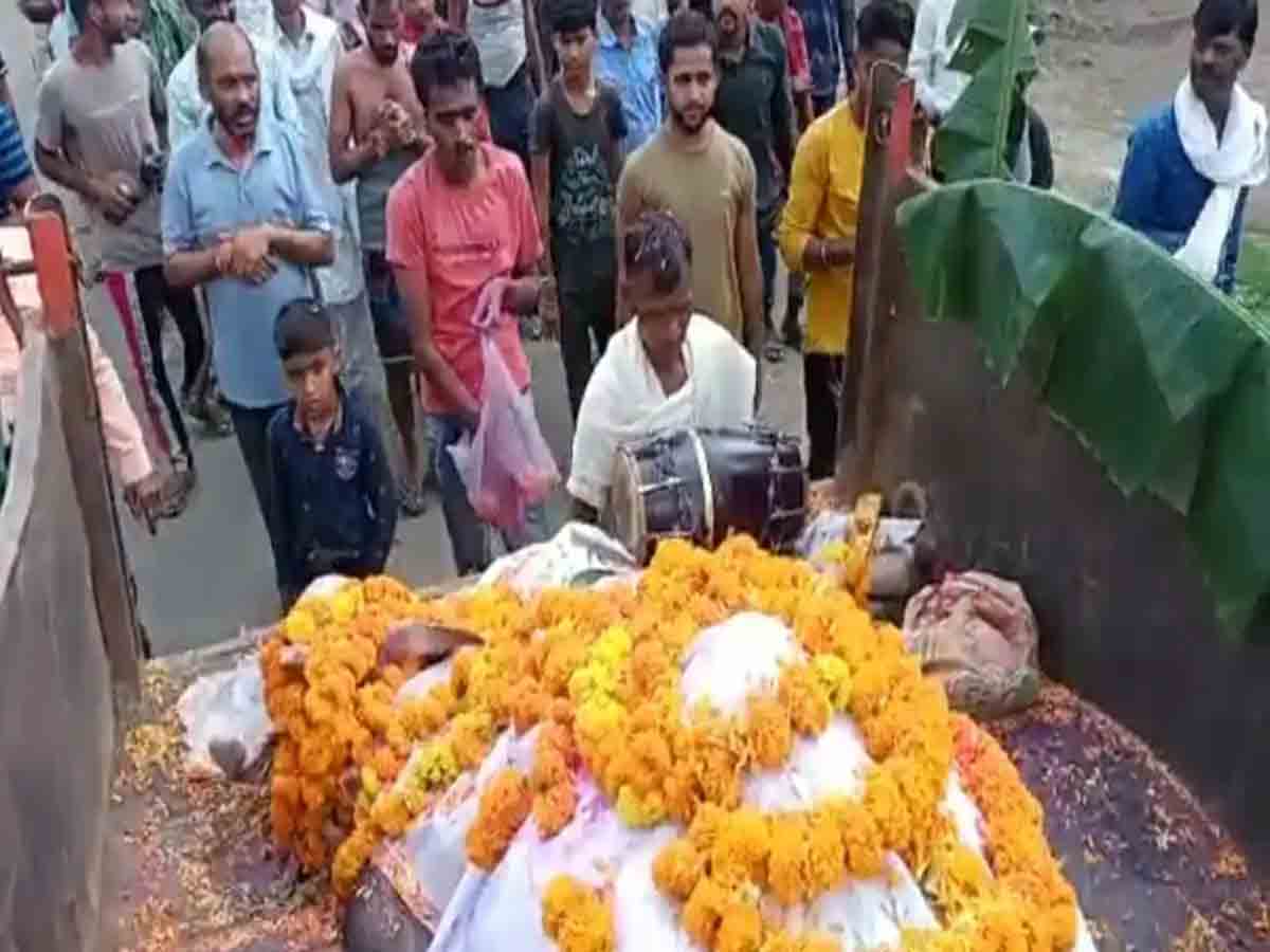 చనిపోయిన ఎద్దుకు.. గ్రామస్తుల కన్నీటి వీడ్కోలు