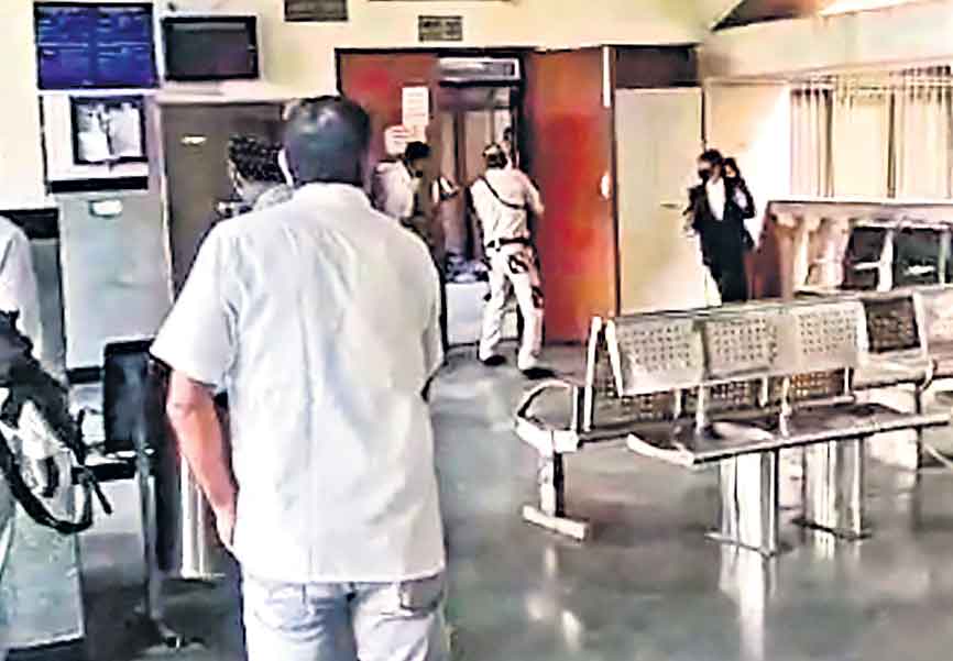 కోర్టులో గ్యాంగ్‌ వార్‌