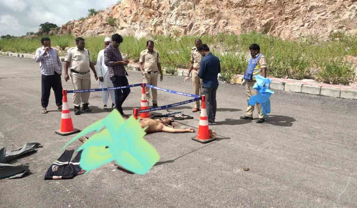 పాతబస్తీలో వ్యక్తి దారుణ హత్య.. శరీరంపై కత్తిపోట్లు