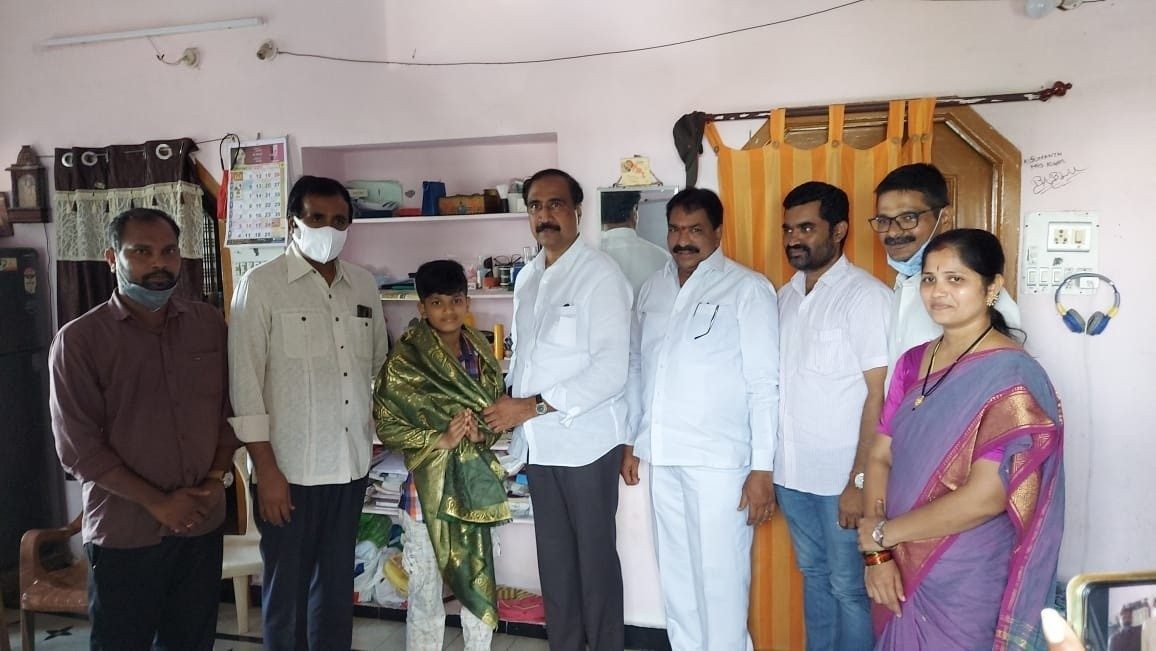 Jagityal  |  పేపర్‌బాయ్‌ ప్రకాశ్‌ను సన్మానించిన ఎమ్మెల్యే సంజయ్‌కుమార్‌