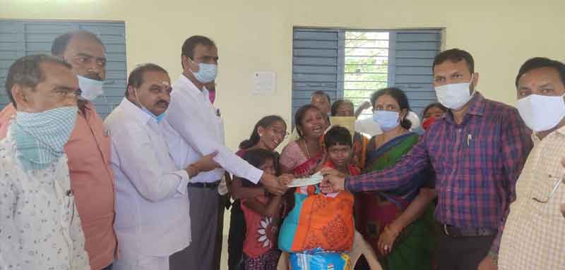 బాధిత కుటుంబానికి అమాత్యుడి అండ