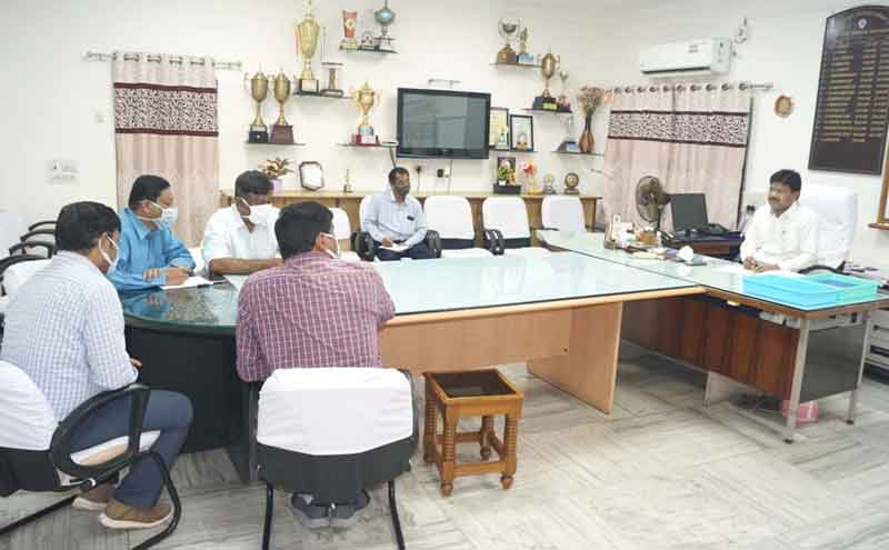 జీఎంతో అధికారుల సంఘం భేటీ