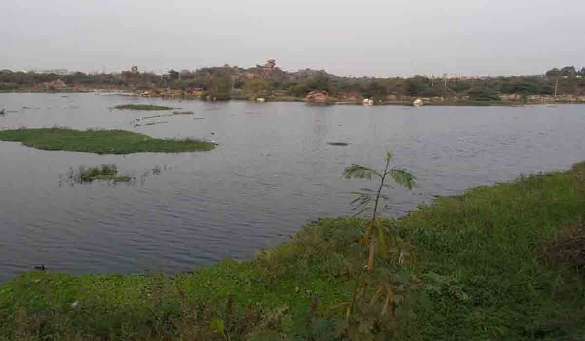 హయత్‌నగర్‌లో దారుణం.. మహిళ మృతదేహాన్ని చెద్దరులో చుట్టి..