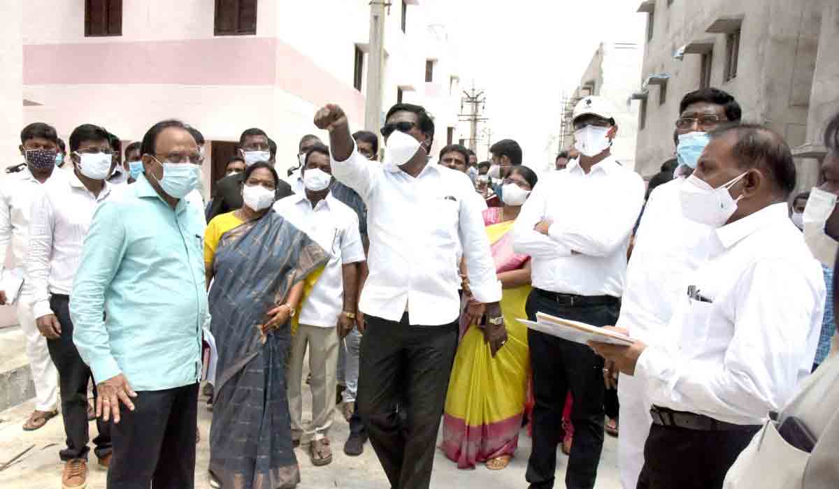 డబుల్ బెడ్రూం ఇండ్లను పరిశీలించిన మంత్రి పువ్వాడ