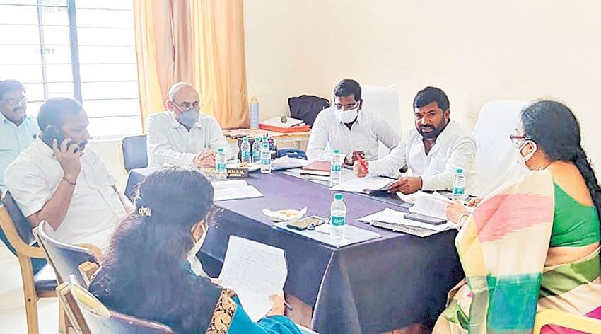 రైతు బీమాపై రైతుకు అవగాహన కల్పించాలి