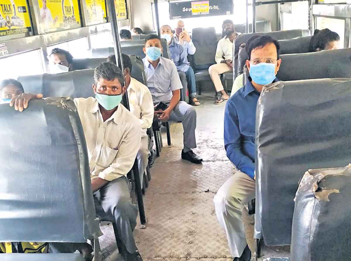 టికెట్‌ తీసుకొని.. సాధారణ ప్రయాణికుడిలా..