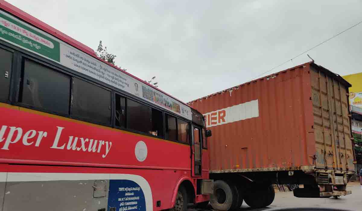 ప్రజ్ఞాపూర్‌లో కంటైనర్‌ను ఢీకొట్టిన ఆర్టీసీ బస్సు