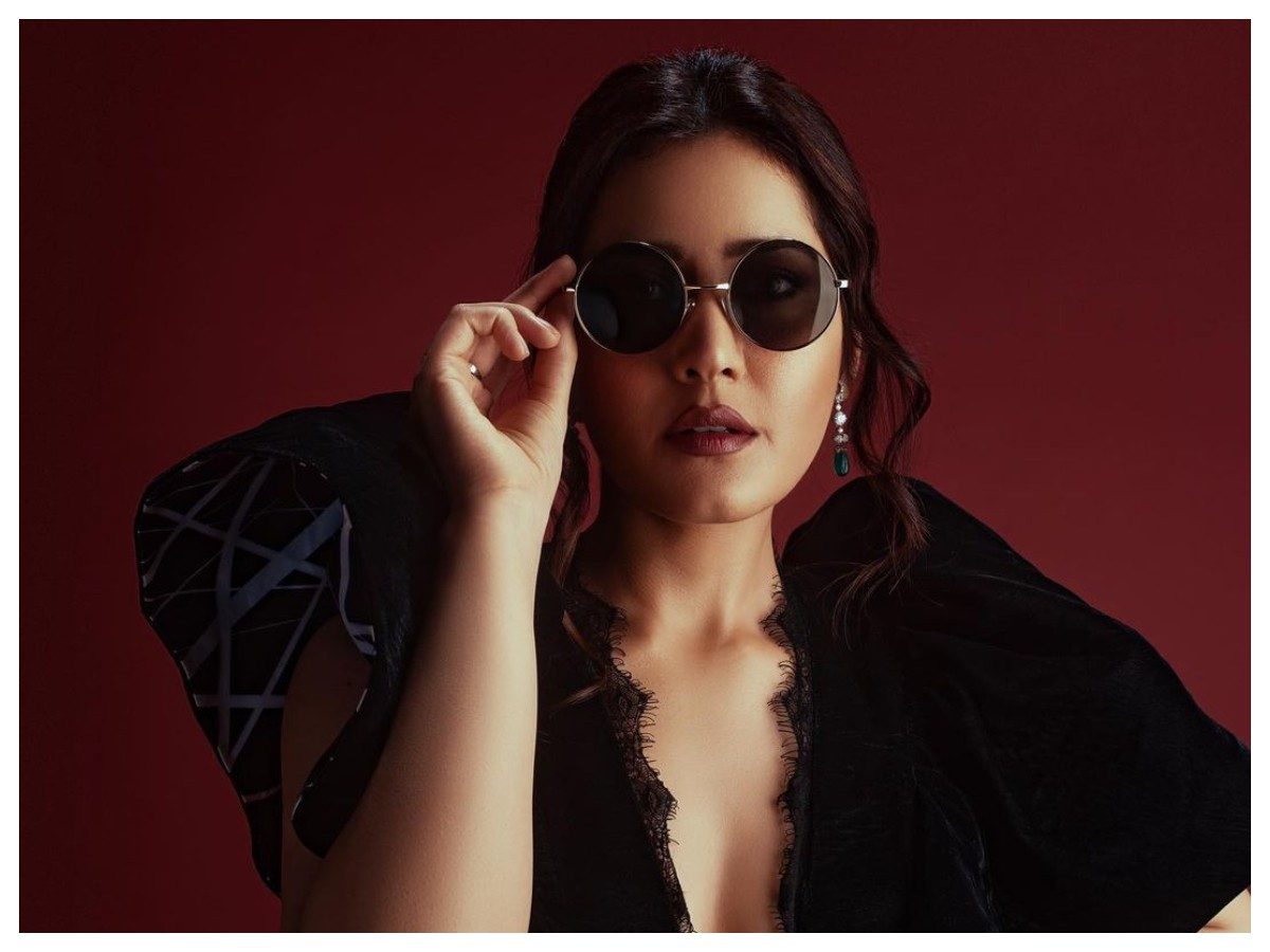 Raashii Khanna | బ్లాక్ డ్రెస్‌లో మెరిసిన రాశి ఖన్నా