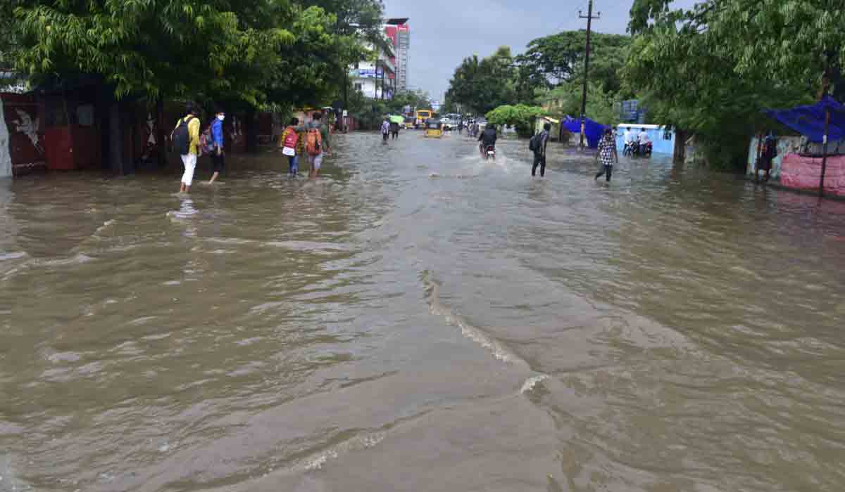 Red Alert | అతి భారీ వ‌ర్షాలు.. ఆ ఐదు జిల్లాల‌కు రెడ్ అల‌ర్ట్..